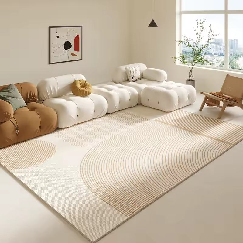 Living con alfombra y sillón de estilo cálido